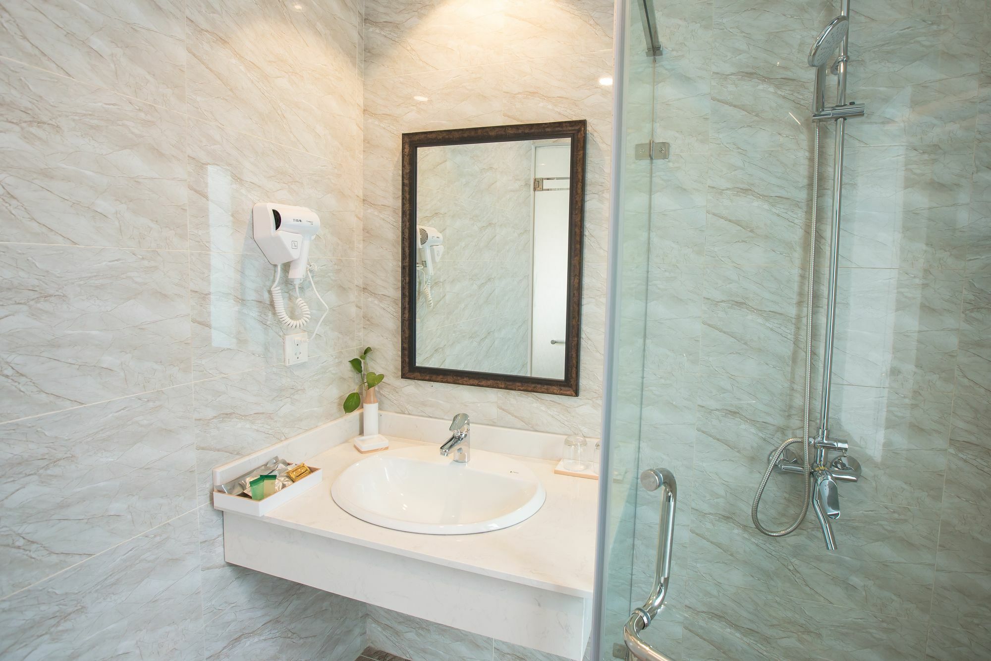 Dinh Elegant Hanoi Hotel Buitenkant foto